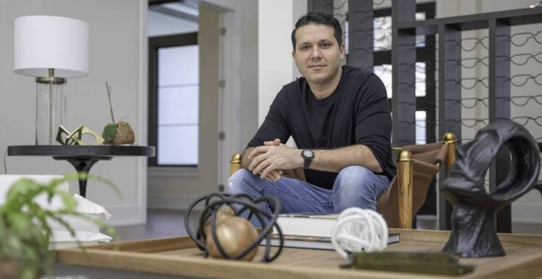 O corretor Daniel Dourado está responsável pelo processo de comercialização da residência. Nesse mercado, ele movimentou mais de R$ 100 milhões ao longo do ano passado