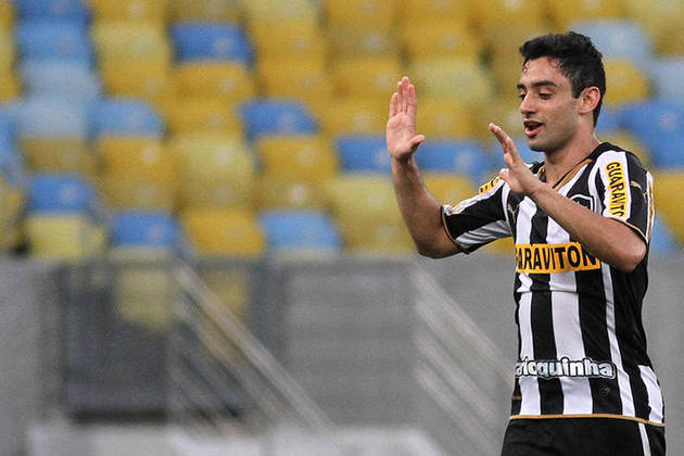 Daniel era mineiro de Juiz de Fora e começou a carreira na base do Cruzeiro. De lá, seguiu para o Botafogo, onde estreou profissionalmente, em 2013. Ele ficou no clube carioca até dezembro de 2014.