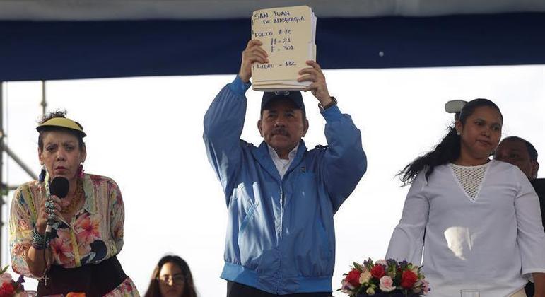 Daniel Ortega (centro) foi eleito com a esposa Rosario Murillo (à esq.) como vice-presidente