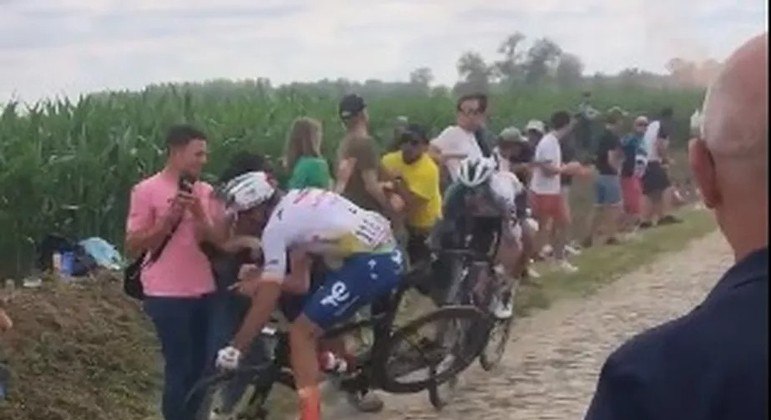 Daniel Oss se chocou com um espectador e caiu bruscamente no chão
