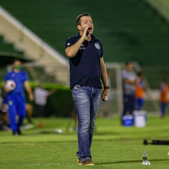 Treinador orienta Bugre em jogo do Campeonato Paulista
