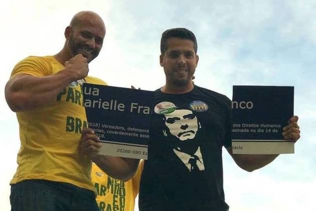 Antes mesmo de ser eleito deputado federal,
Silveira causou polêmica ao aparecer em um vídeo no qual aparece ao lado de
apoiadores destruindo uma placa em homenagem a vereadora Marielle Franco, assassinada
a tiros em março de 2018