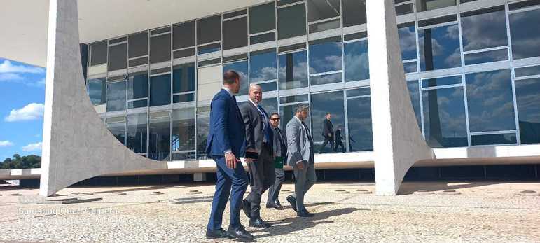 Imagem de Daniel Silveira ao chegar ao STF com Eduardo Bolsonaro. Julgado por promover atos contra instituições da República e a democracia, Silveira é aliado do presidente Jair Bolsonaro