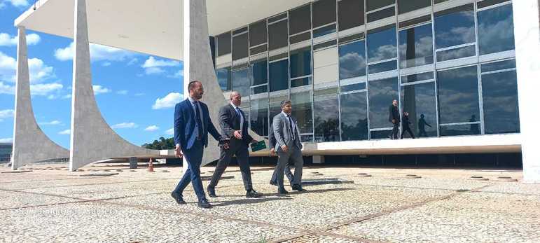 Acompanhado de assessores e do deputado Eduardo Bolsonaro, Daniel Silveira chega ao Supremo para acompanhar seu julgamento
