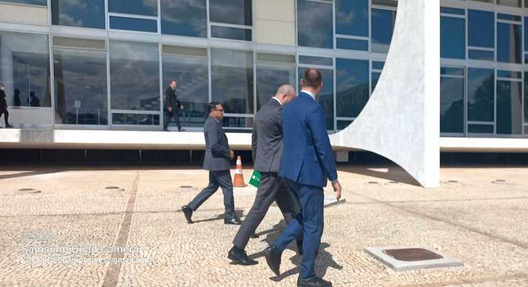 Os deputados Daniel Silveira e Eduardo Bolsonaro foram barrados na entrada do Supremo