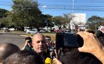 O deputado Daniel Silveira dá entrevista em frente à sede da Polícia Federal, em Brasília, logo após ter tornozeleira eletrônica instalada 