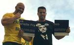 Em campanha, Daniel Silveira posa com placa quebrada da Rua Marielle Franco 