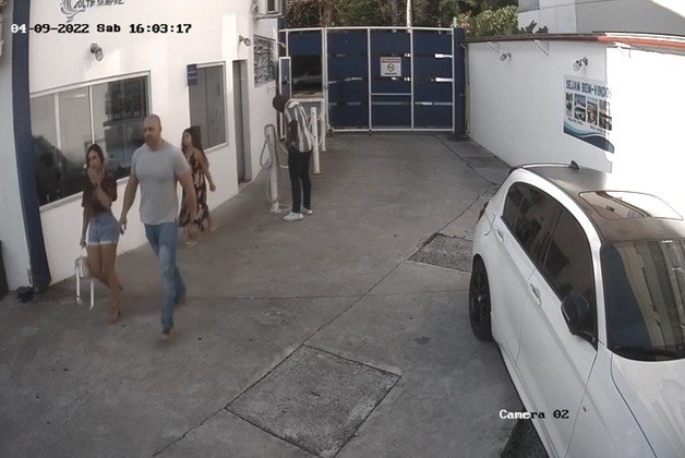 Deputado Daniel Silveira aparece na imagem ao lado de uma mulher.