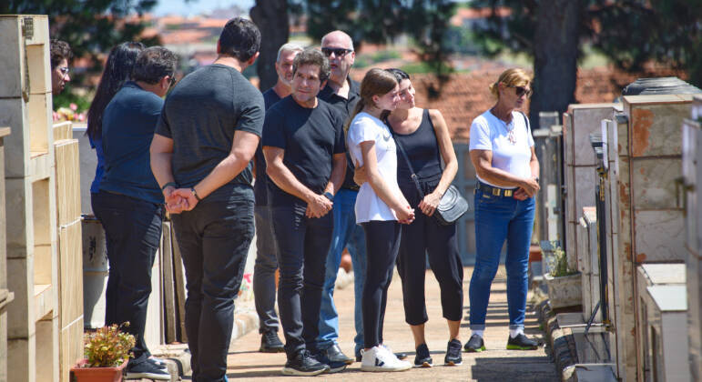 Daniel visita o túmulo de João Paulo no cemitério de Brotas