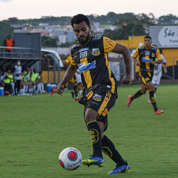 Danielzinho no jogo contra a Inter, que sacramentou a queda do Tigre