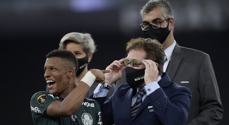 Danilo coloca óculos no presidente da Conmebol, Alejandro Domínguez. Retraído? Intimidado?