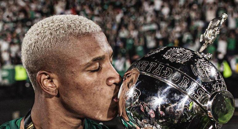Danilo, beijando o troféu do bicampeonato da Libertadores. Retraído? Intimidado?