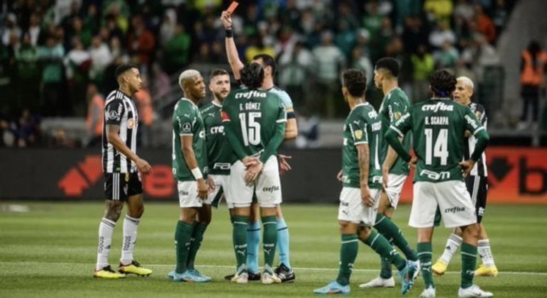 Danilo recebe cartão vermelho. Entrada inexplicável em jogo fundamental. Quase sabota o Palmeiras