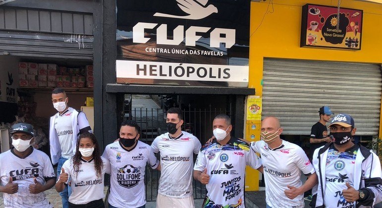 Danilo Avelar posa com integrantes da Central Única das Favelas. Pediu perdão