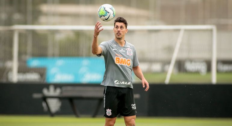 Zagueiro Danilo Avelar em treino com bola no CT Joaquim Grava