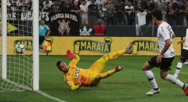 O momento do gol de Danilo Avelar