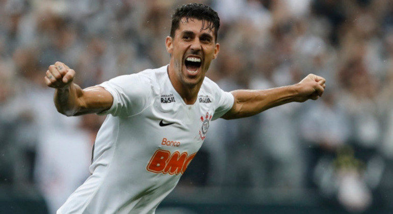 Danilo Avelar: eleito na Seleção do Campeonato Paulista de 2019, o defensor foi demitido do Corinthians em junho de 2021 após ele confirmar uma mensagem racista escrita nas redes sociais.