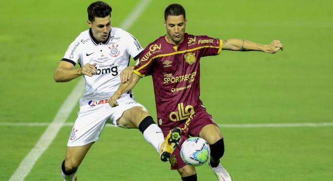 Danilo Avelar e Thiago Neves brigam pela bola no meio-campo na Ilha do Retiro