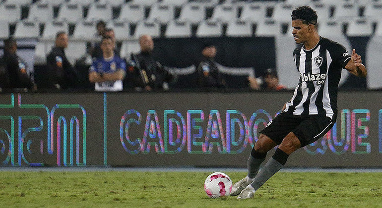 Danilo Barbosa em ação na derrota do Botafogo para o Internacional