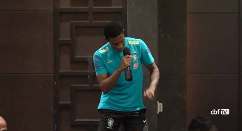 Danilo canta e dança em apresentação da seleção brasileira