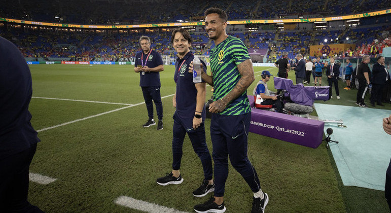 Danilo está no estádio 974 com proteção no pé esquerdo