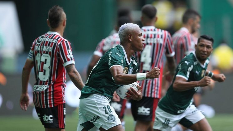 Danilo com a bola indo em direção ao centro do campo após marcar o primeiro gol do Palmeiras.