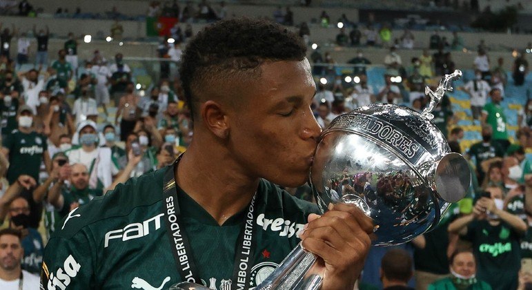 Danilo com o troféu da Libertadores de 2020