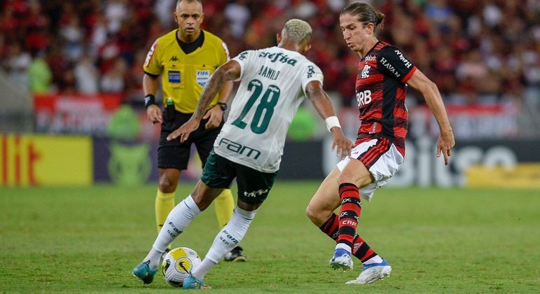 Volante Danilo, do Palmeiras, tenta o drible sobre Filipe Luís, do Flamengo, pelo Brasileirão