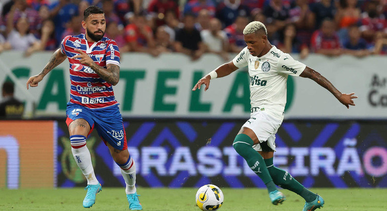 Danilo domina a bola diante de Felipe no empate entre Palmeiras e Fortaleza no Castelão