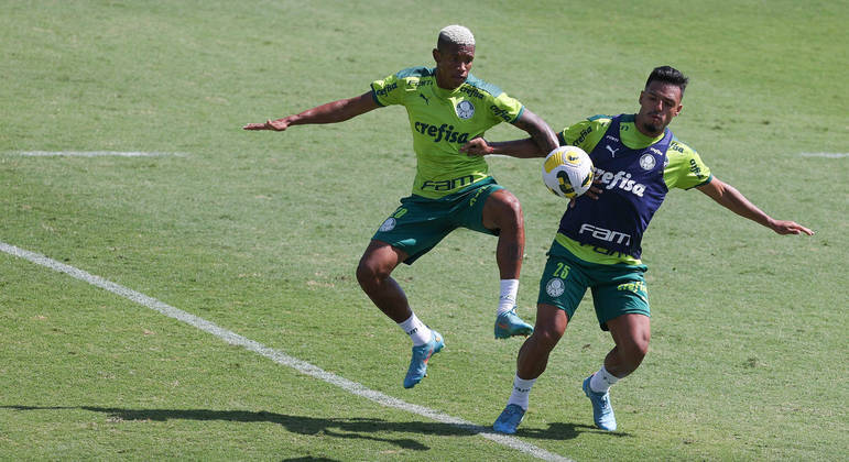 Danilo e Gabriel Menino disputam a bola no último treino do Palmeiras visando o Flamengo