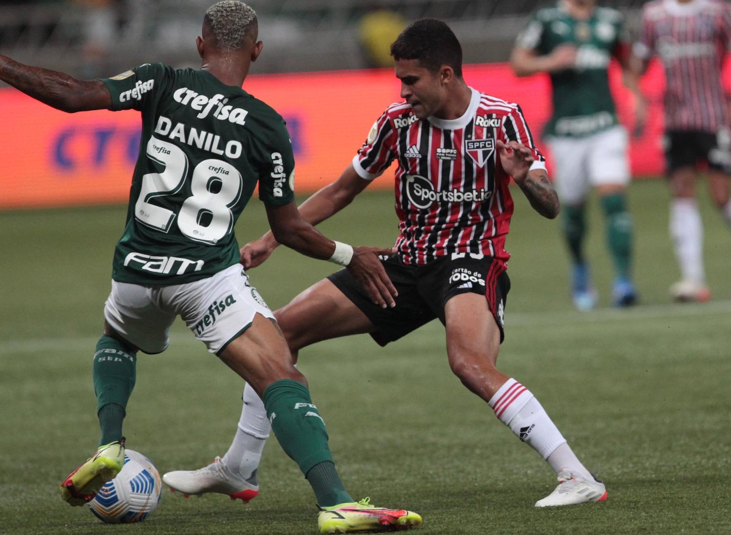 Rodrigo Nestor e Danilo em partida pelo Campeonato Brasileiro