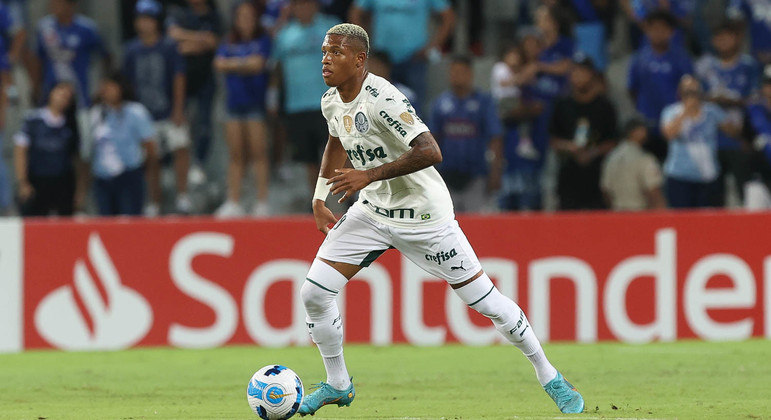 Danilo domina a bola durante a vitória do Palmeiras diante do Emelec pela Libertadores