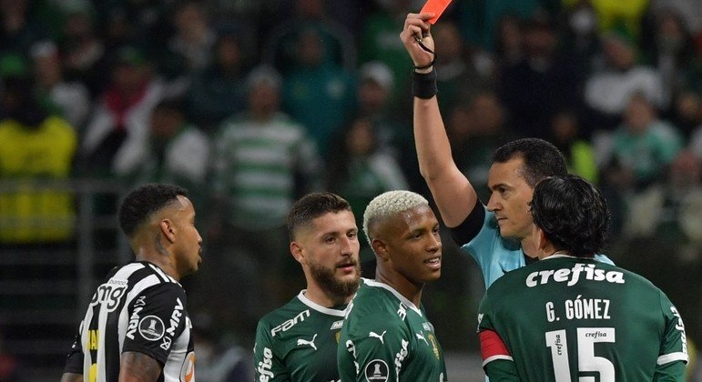Suspensão de dois jogos para Danilo não trouxe revolta, mas alívio para o Palmeiras