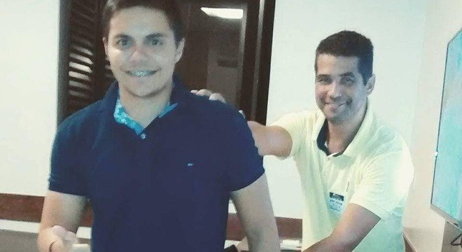 Imagem do dia em que Danilo saiu do hospital andando, ainda com a ajuda do pai