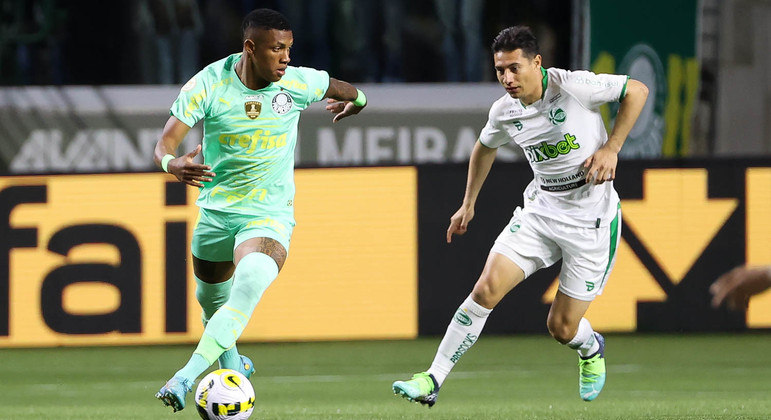Danilo domina a bola durante a vitória do Palmeiras sobre o Juventude pelo Brasileirão