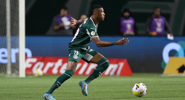 Danilo domina a bola no jogo que foi expulso entre Palmeiras e Santos no Allianz Parque