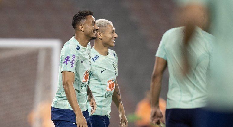 Danilo recuperado. Será improvisado na lateral esquerda. Alex Sandro contundido. E Alex Telles cortado