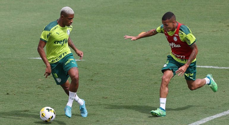 Danilo domina a bola durante o treino visando o Goiás, pela 2ª rodada do Brasileirão 2022