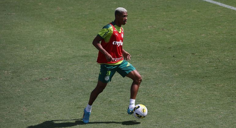 Volante Danilo faz atividade durante a reapresentação do Palmeiras visando o Corinthians
