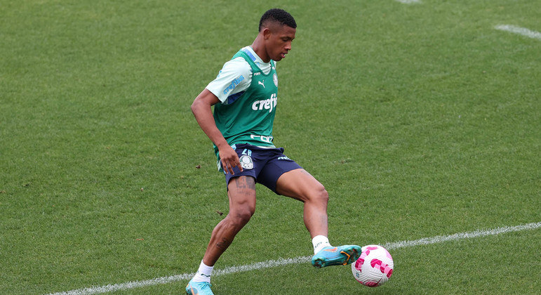Danilo domina a bola durante a atividade do Palmeiras visando o Avaí pelo Brasileirão