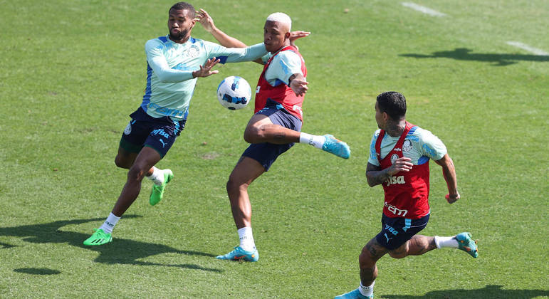 Danilo tenta a finalização durante o treino do Palmeiras visando o duelo com Atlético-MG