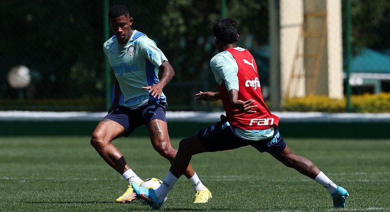 Danilo domina a bola durante o treino do Palmeiras visando o RB Bragantino pelo Brasileirão