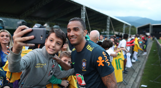 TREINO AO VIVO DA SELEÇÃO BRASILEIRA; COLETIVA DO LATERAL DANILO