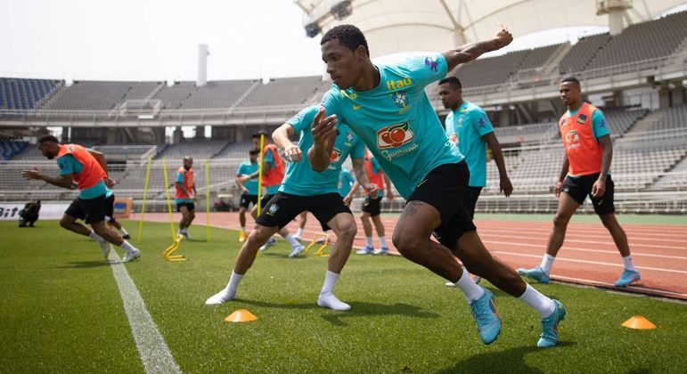 Volante Danilo participa de treino pelo Brasil visando o amistoso contra a Coreia do Sul