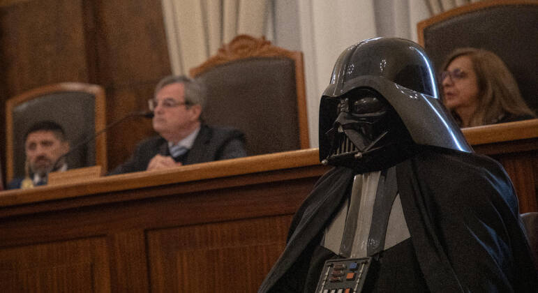 Darth Vader encarou um tribunal de verdade neste domingo (28). O vilão da franquia Star Wars conseguiu com que a Justiça chilena reduzisse a pena pela qual havia sido condenado a 