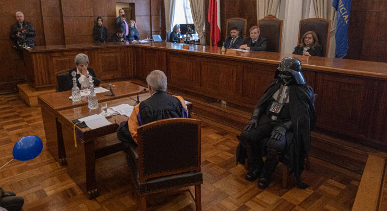 No julgamento de Darth Vader por ter decepado a mão de seu filho Luke Skywalker (o que acontece no episódio O Império Contra-Ataca), foi determinado que 