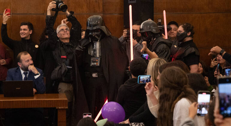 Além disso, Vader — vestido de preto e com seu capacete e sua capa característicos — foi completa e perpetuamente incapacitado para o 