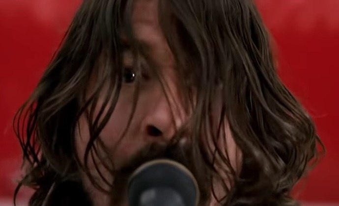 Dave Grohl é o vocalista do Foo Fighters e seu sucesso já vem de antes, pois ele era integrante do Nirvana. 