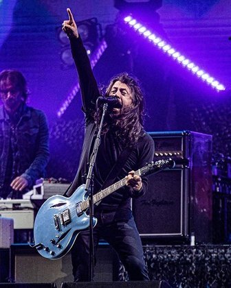 Dave Grohl é o vocalista do Foo Fighters e seu sucesso já vem de antes, pois ele era integrante do Nirvana. 