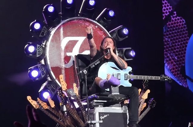 Em 2015, Dave Grohl, vocalista da banda americana Foo Fighters, sofreu uma queda do palco durante uma apresentação na Suécia. Mesmo com a gravidade do caso, o cantor, que quebrou a perna na ocasião, decidiu continuar o show e recebeu atendimento enquanto estava no palco. Em apresentações seguintes, Grohl se apresentou sentado em um trono.